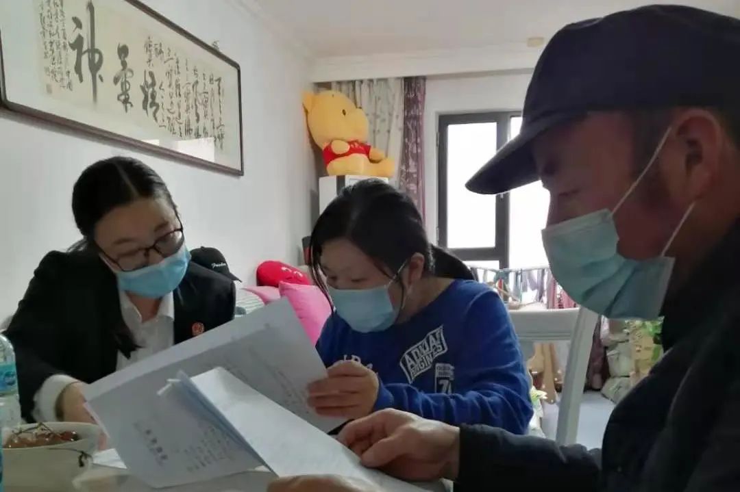 我为群众办实事深入百姓家中调解践行司法为民初心