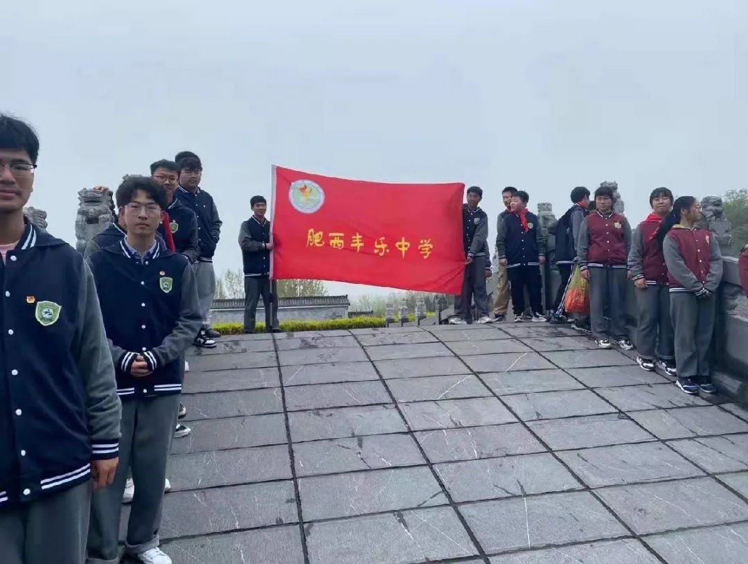 4月1日上午,丰乐镇妇联联合丰乐中心校组织小学生及社区青年团员来到