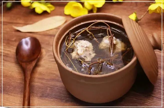 【做法】:把猪横脷先用水去腥备用;将夏枯草,棉茵陈及生姜和猪横脷