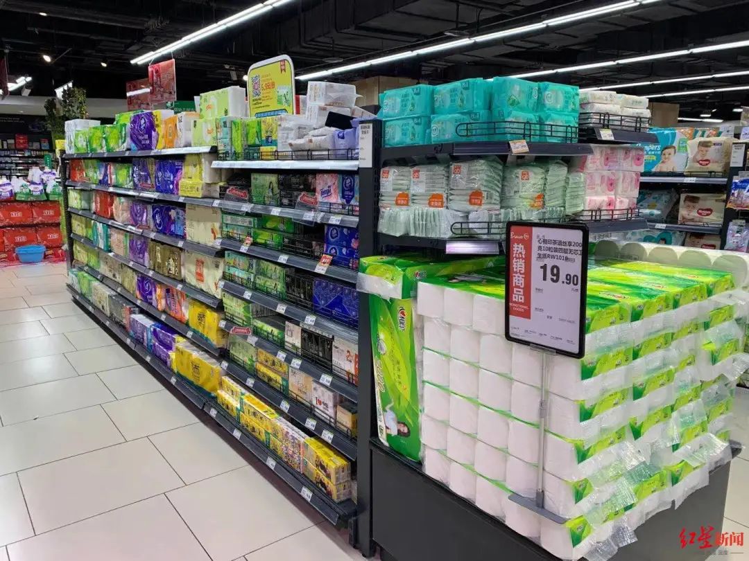 永辉超市339购物中心店内销售的生活用纸实际上,即便生活用纸涨价