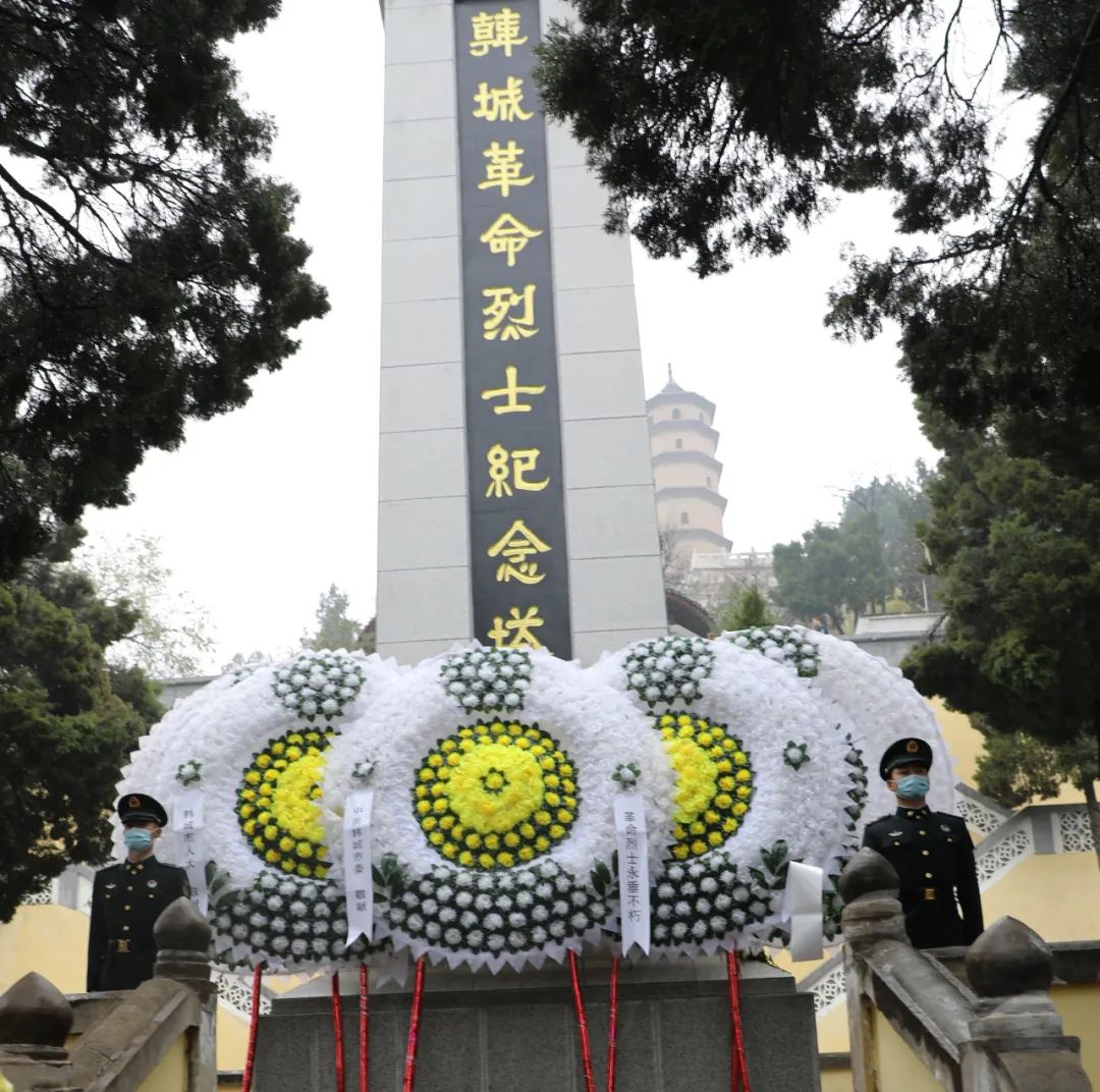 在清明节即将来临之际,韩城法院组织40余名党员干部前往烈士陵园开展"