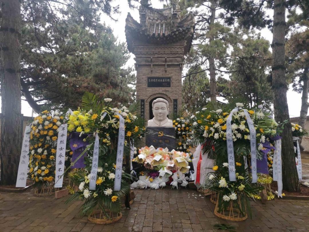 当天下午,局机关参加活动的30多名党员冒雨前往王孝锡革命烈士陵园