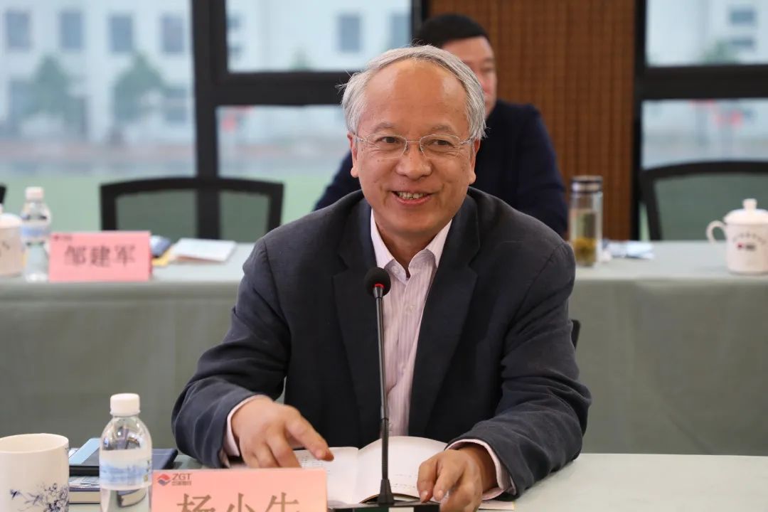 在交流中,杨小牛表示,非常荣幸能有机会与家乡的企业家,乡贤代表们一