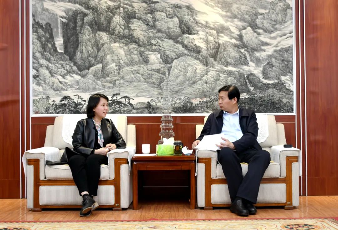 4月7日,磁县县委书记张才芳会见邯郸广播电视台总编辑李华一行,双方就