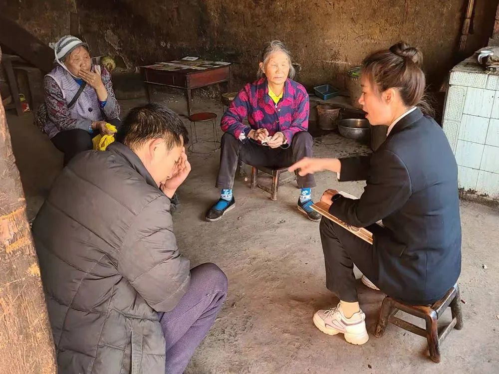 法官前往雨露白族鄉灑披武村委會現場調解一起少數民族婚姻家庭糾紛