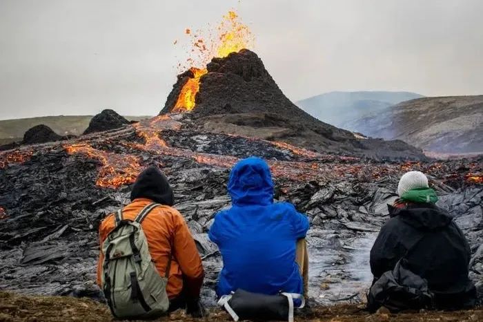 到冰岛看火山的人
