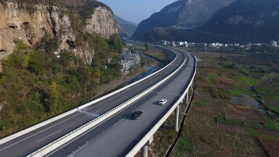 昭通市将规划建设的12条高速公路分为7大类别,实行"一路一方案",高