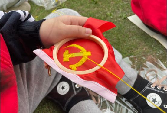 千人同绣党旗献礼建党百年