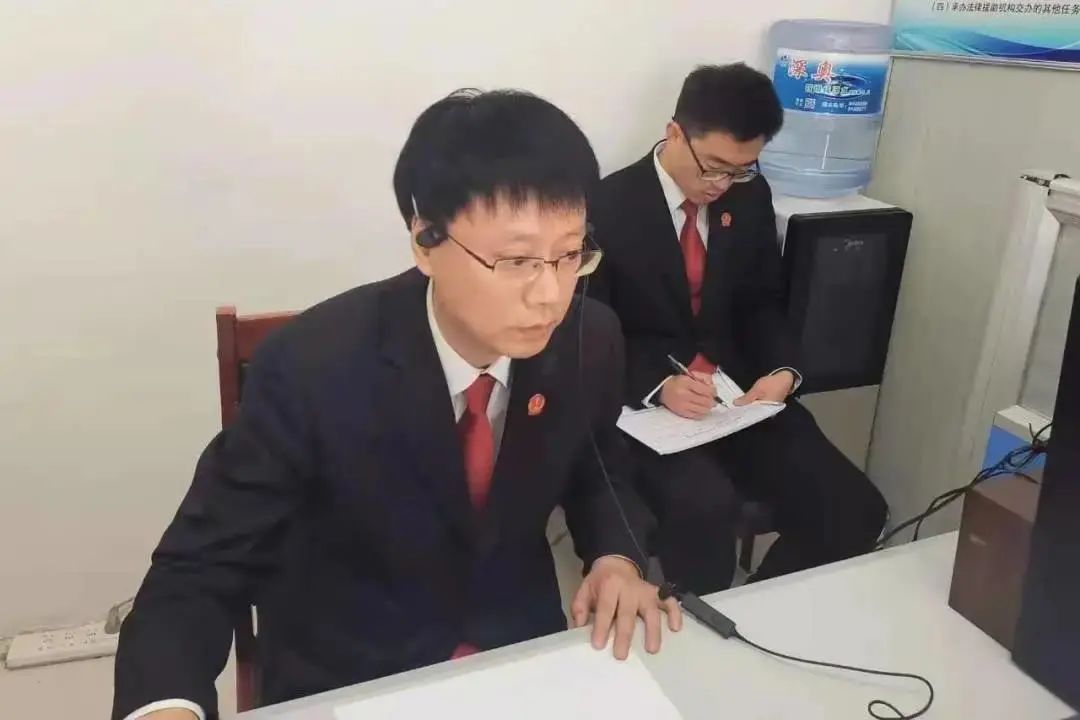 河北高院在保定中院12368院長接待室裡,李建立院長充分傾聽當事人訴求