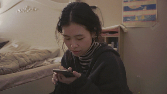 我跟这个一天内失业失恋的女孩儿回家聊了一会儿天