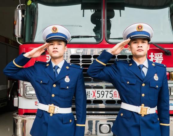 消防队里的双胞胎相同的面孔书写着同样的梦想