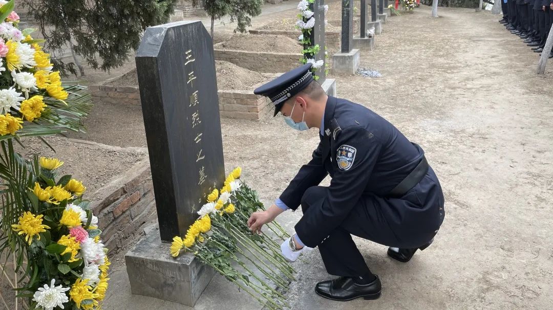 全体人员列队肃立,神情凝重地站在冯丁宁,王平顺烈士和王涛同志的墓碑