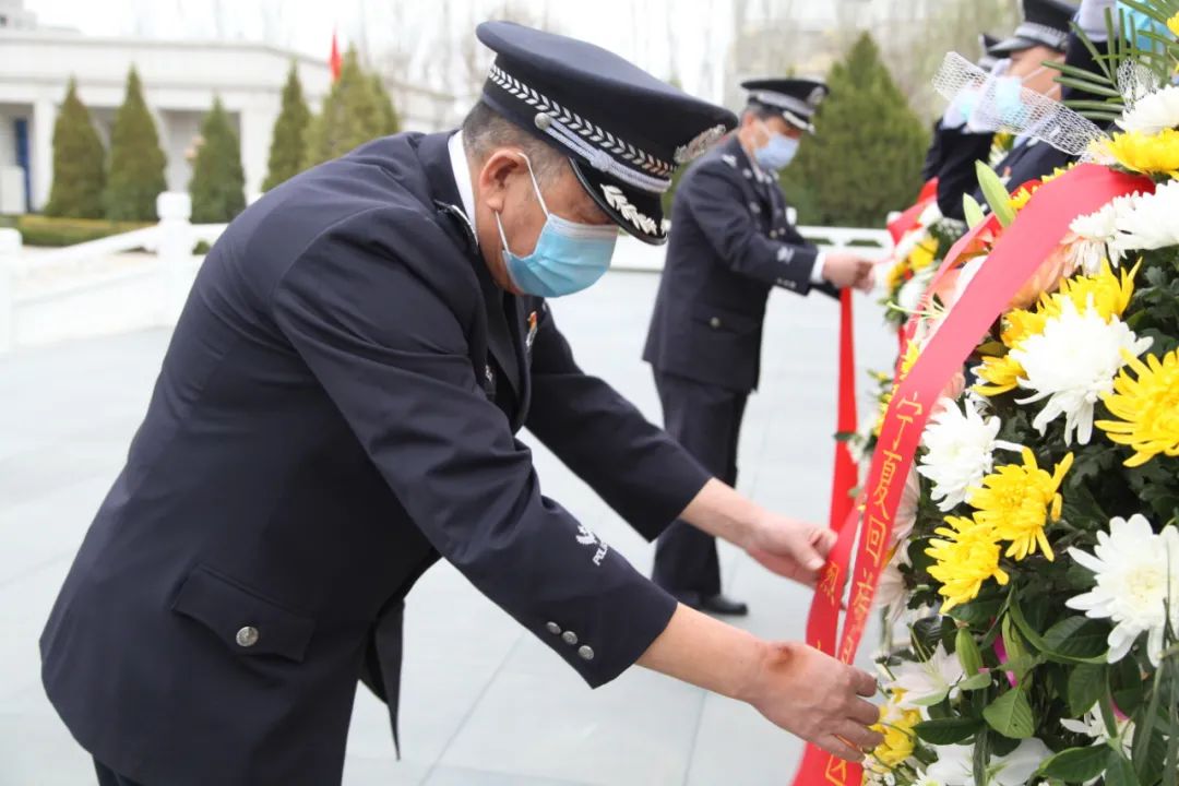 全体警察脱帽肃穆默哀.