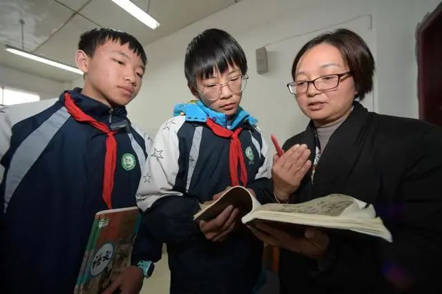 来自浙江省杭州市淳安县的对口帮扶教师余慧华在辅导学生功课(2020年