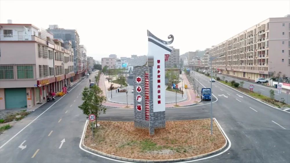 江屯镇坐落在广宁县东北部,以广宁副中心为发展定位,新建的中心广场