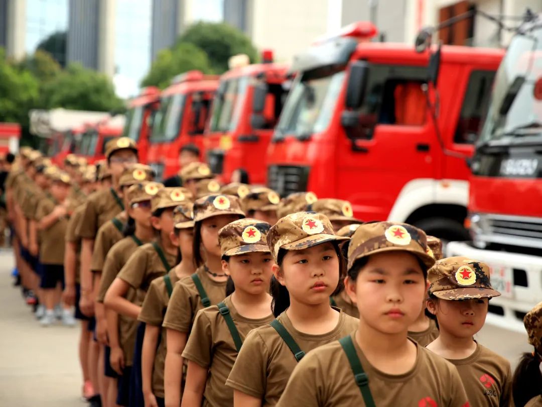 军队1200名医护人员分别乘坐运输机和高铁抵达武汉 - 中国军网