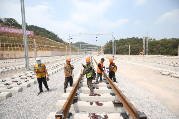 離通車又近了中老昆萬鐵路玉磨段正線鋪軌已到普洱站