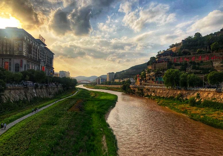 城区处于宝塔山,清凉山,凤凰山三山鼎峙,属黄土高原丘陵沟壑区,延安市