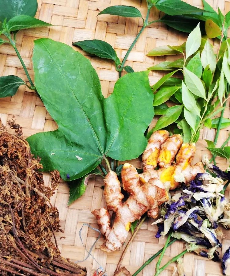 五色糯米饭,俗称五色饭,又称乌饭或青精饭,因糯米饭呈黑,红,黄,紫,白