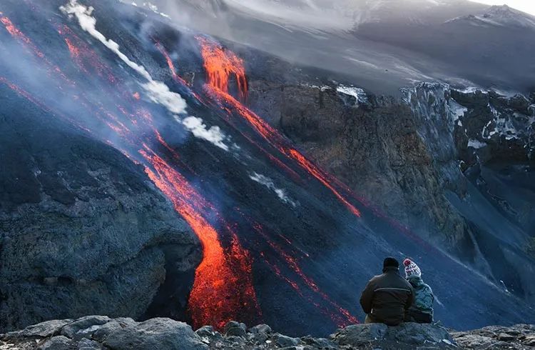 围着火山看岩浆 烤香肠 打排球 冰岛火山爆发我才知道这地方也太绝了 湃客 澎湃新闻 The Paper