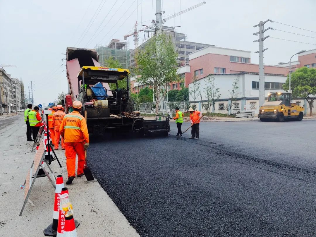 湖莲西街贯穿湖田小区,道路两旁企业,厂房以及商铺分布密集,且靠近