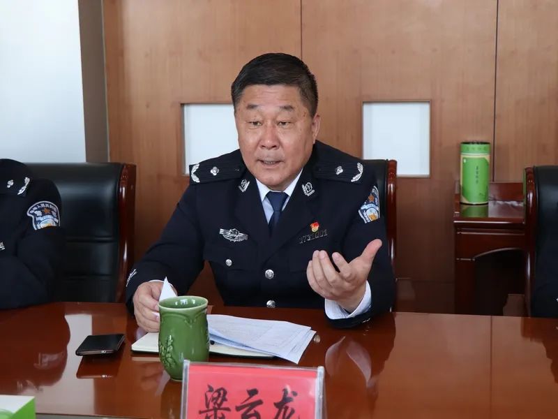 齐晓光政委听取了党委书记,所长梁云龙关于省济东戒毒所教育整顿工作