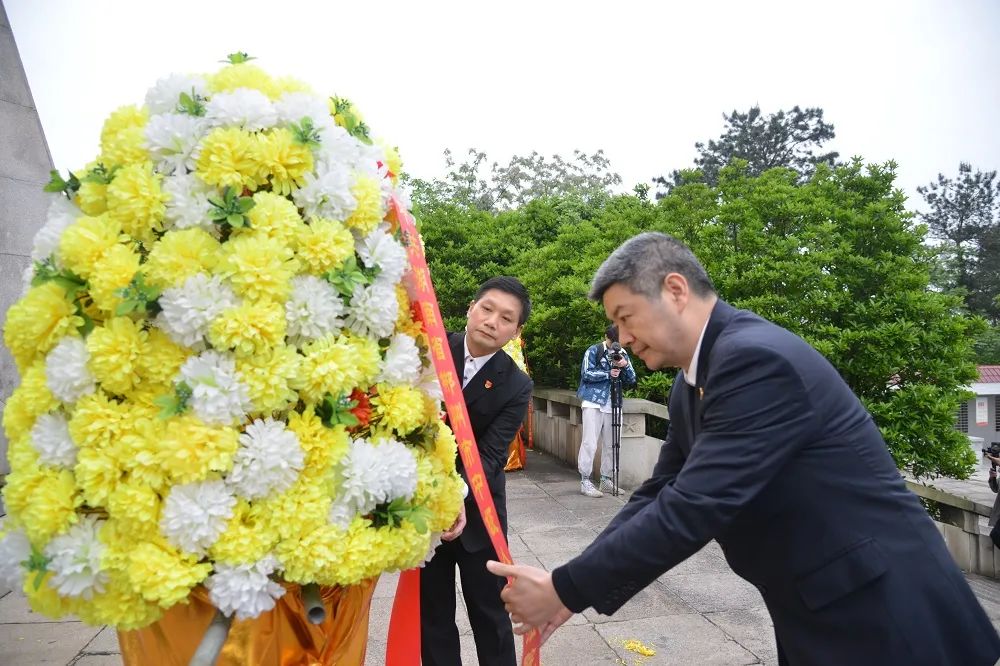 王雨田,李性斌敬獻花籃並整理緞帶