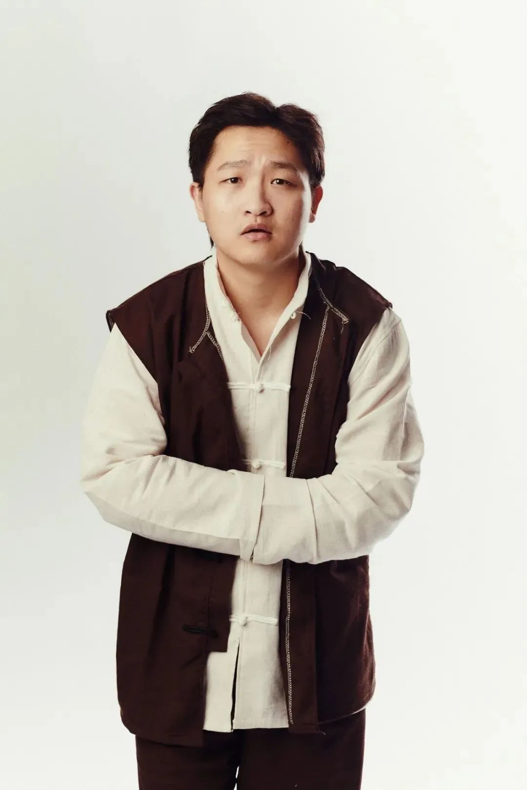 张璨 饰 仆人·任从文"这是丑闻,只要别碰上面,就万事无忧.