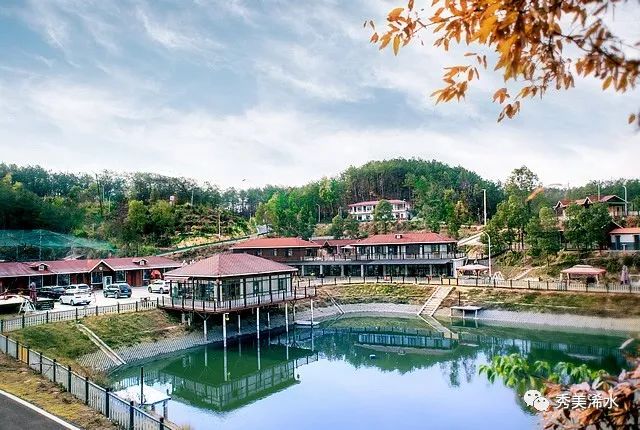 市人大常委会副主任,县委书记黄强胤介绍了我县"四好农村路"建设规划