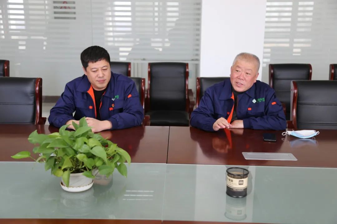 4月9日,青冈县人民法院党组书记,院长孙长久与党组成员,副院长安宏