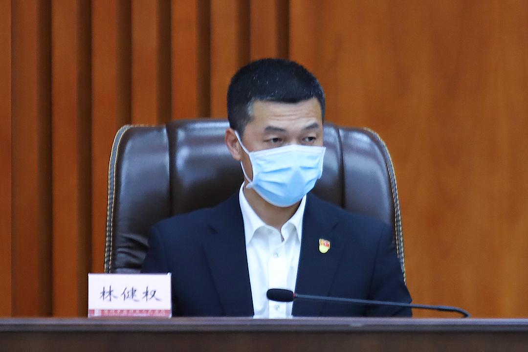 院领导林健权传达上级政法队伍教育整顿会议精神.