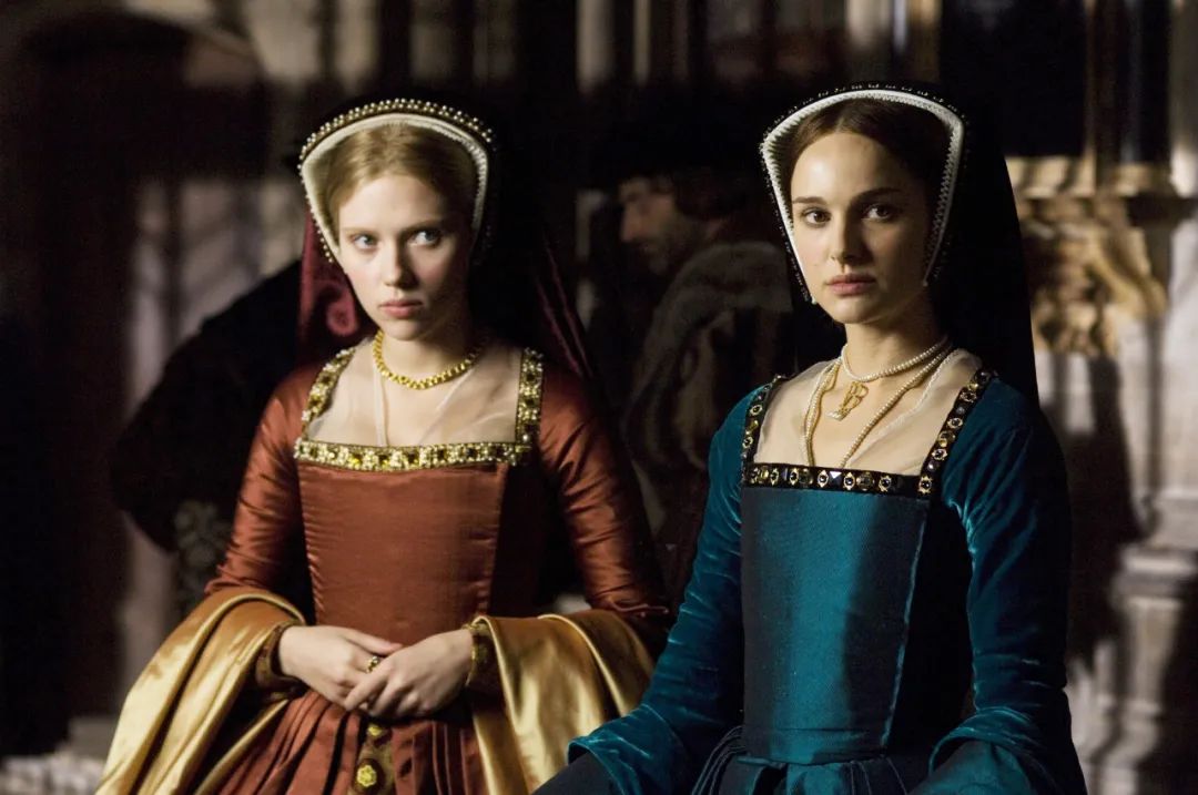 电影《另一个博林家的女孩》中,安妮与玛丽·博林姐妹俩就戴着英法