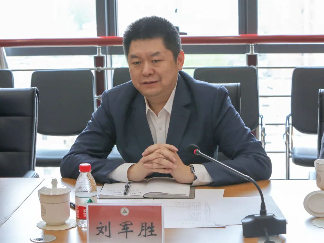 刘军胜书记指出,新京报是媒体融合转型下的一个新型都市类媒体,集"报