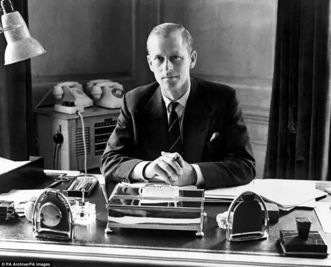 英国女王丈夫离世那个为她放弃姓氏和王位守护她74年的男人离开了