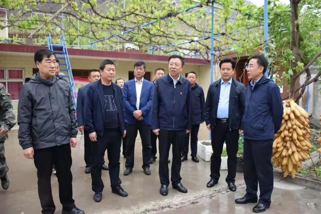 甘南州委副书记何谋保,州人大常委会副主任,舟曲县委书记石华雄,副州