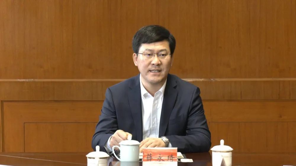 区长薛永琦利用两会间隙,主持召开区政府专题会议,研究运城机场改扩建