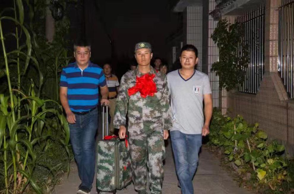 奉行"入伍,退役一样光荣"的理念,新兵入伍送的热烈,老兵回乡接的隆重