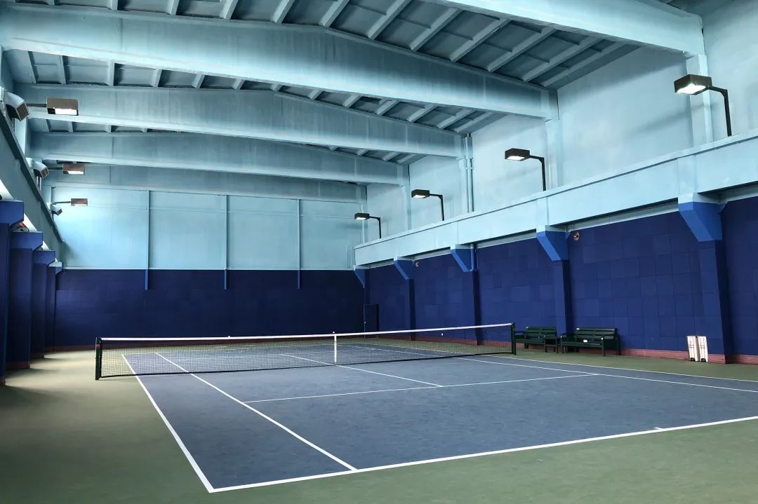 网球场休息区图片