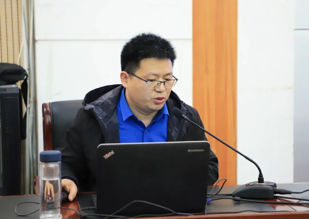 承办,上午八点,各学校代表进入报告厅,武邑中学副校长刘玉香致开幕辞
