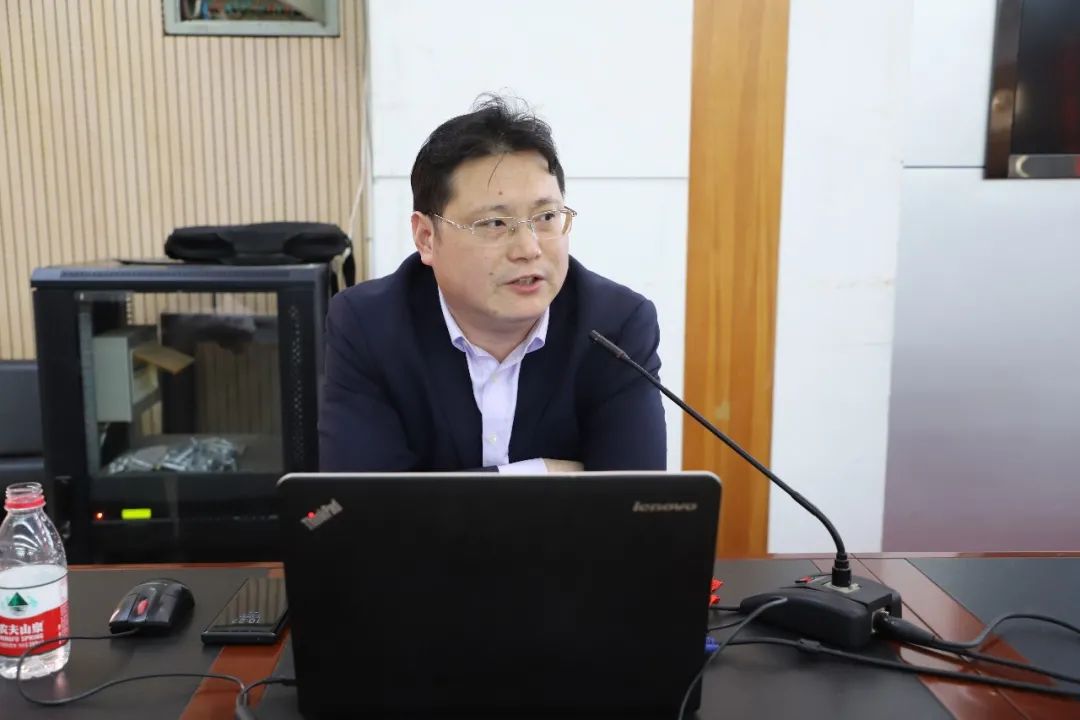 承办,上午八点,各学校代表进入报告厅,武邑中学副校长刘玉香致开幕辞