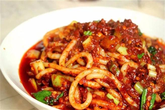 过油肉拌面把滋滋啦啦,冒着热气的过油肉往细细的拉条子上一倒这味道