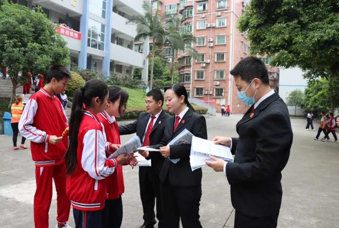 4月8日,東興區法院刑事審判庭聯合團支部到西林中學開展模擬法庭主題