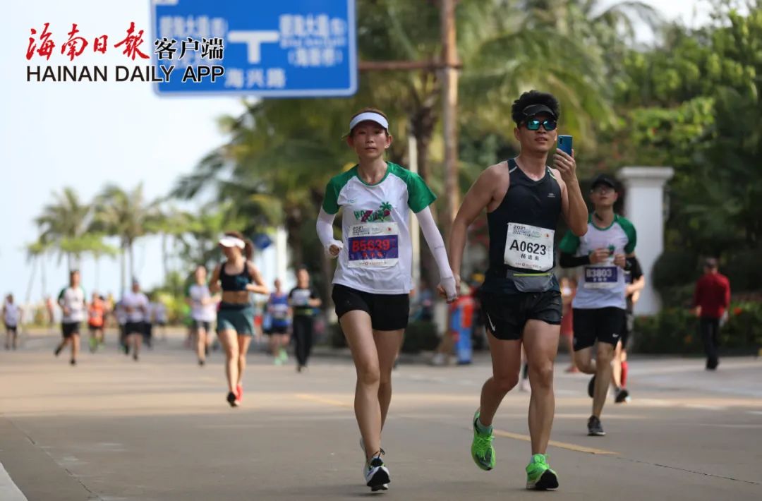 海口马拉松大爷背椰子跑21公里刷屏朋友圈