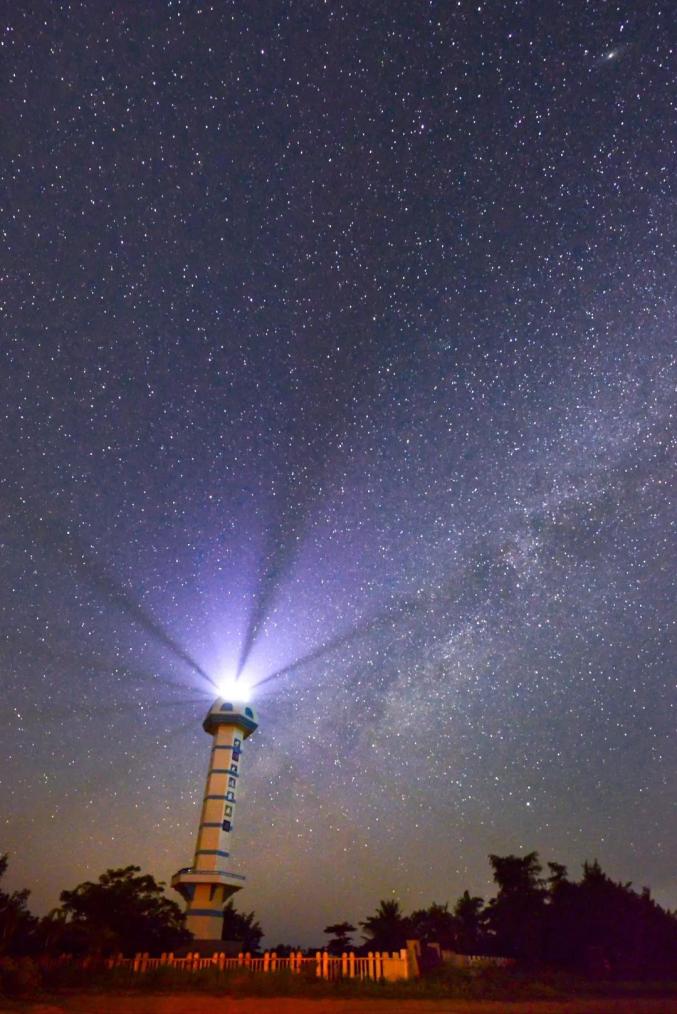 仰望星空的大海图片