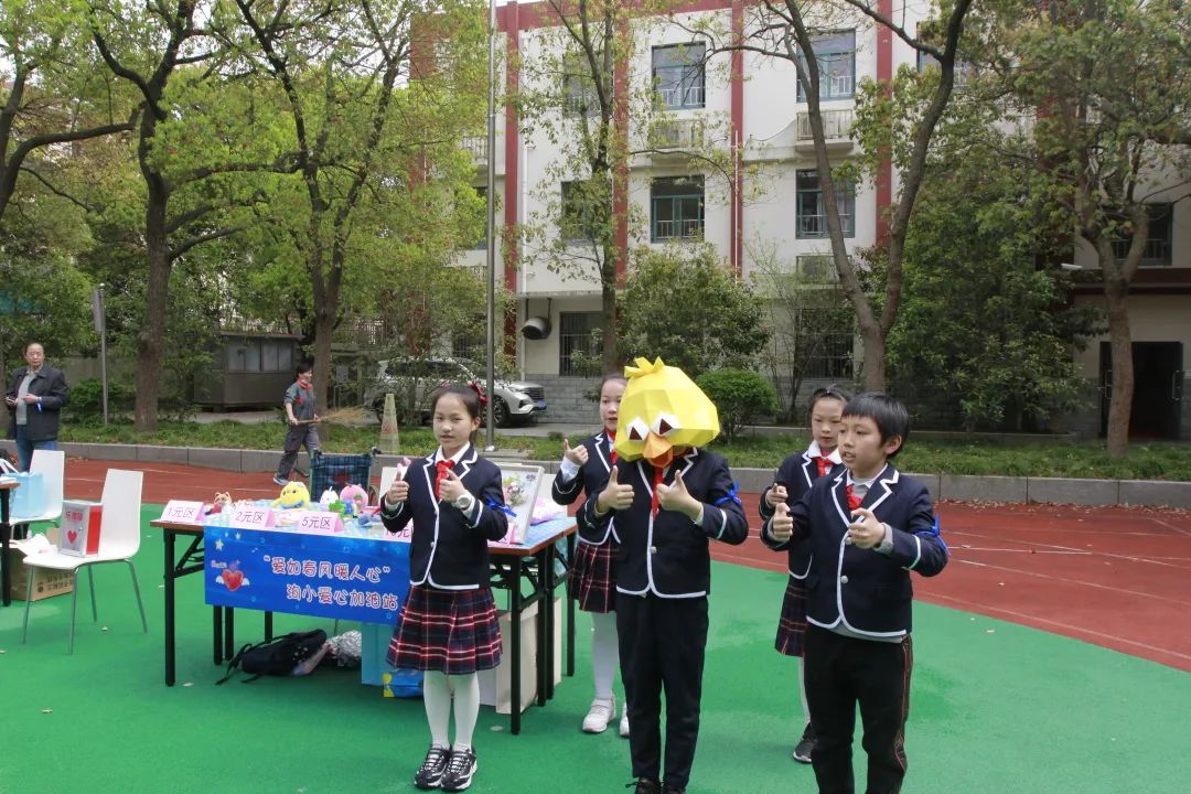 摊位前,启星学校学生们跟着老师一起吆喝,有模有样地推销