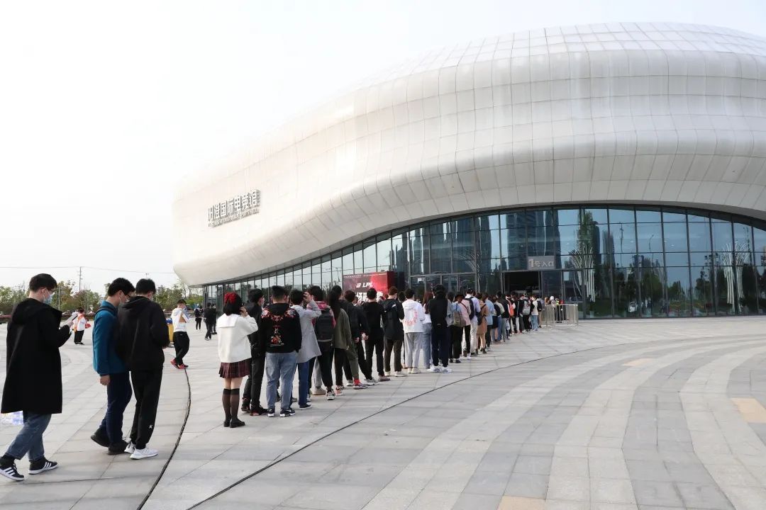 苏州阳澄国际电竞馆举行的昨天(4月10日)……"最近看过的最精彩的一场