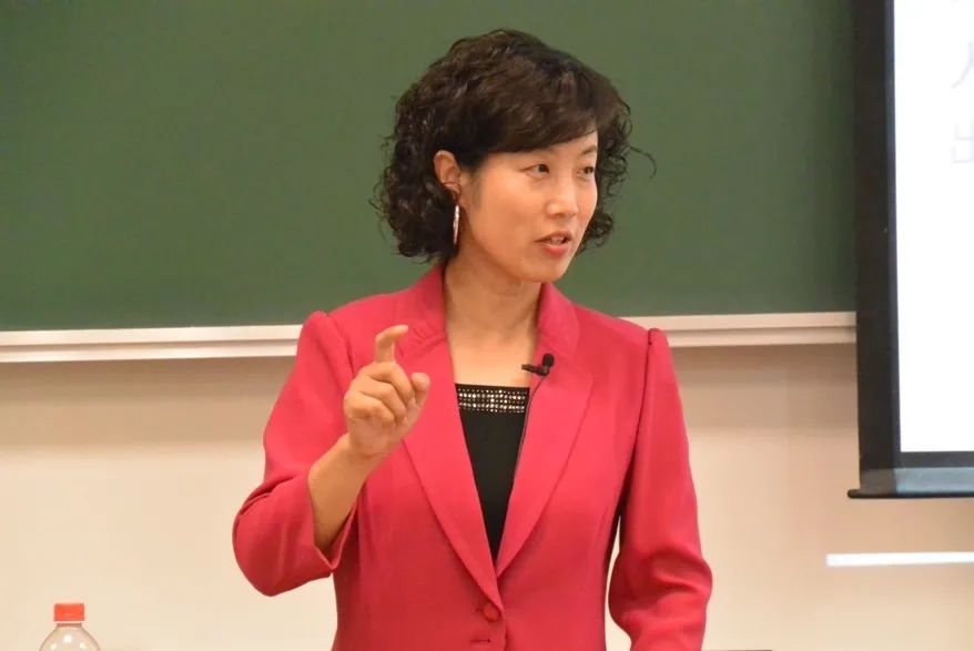 吕红老师授课中与时俱进,面向大众,探讨当下热点话题2018年9月