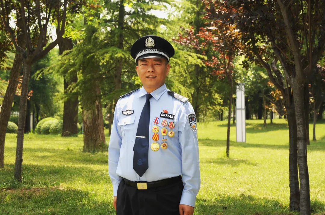 杨建龙,男,现年44岁,陕西富平人,中共党员,一级警督警衔,1999年参加