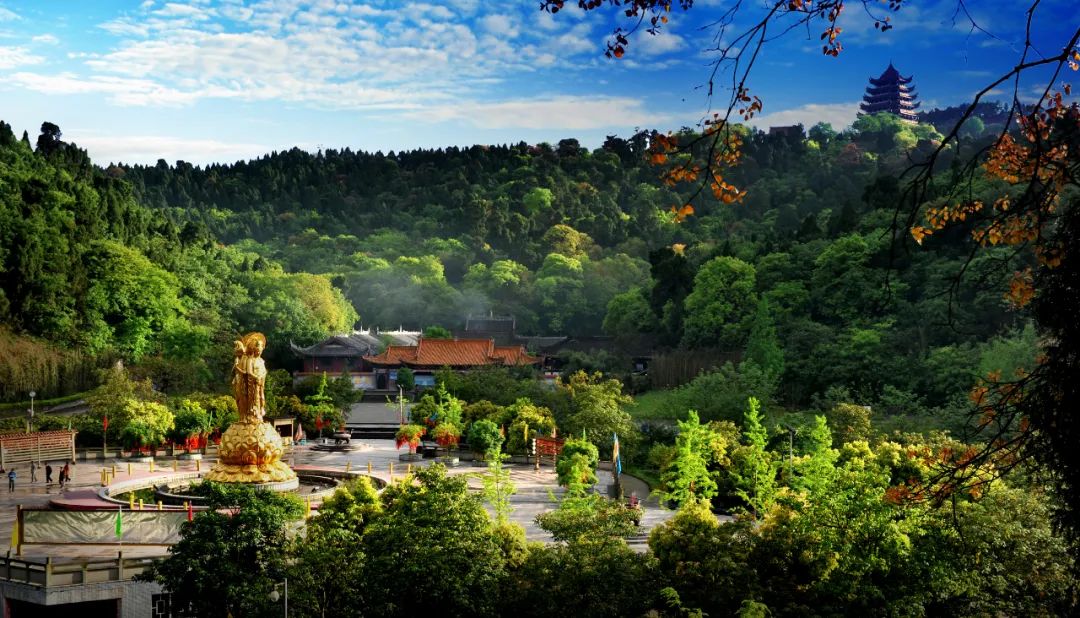 灵泉山上坐落着颇具东南亚风格的寺庙,名曰灵泉寺.