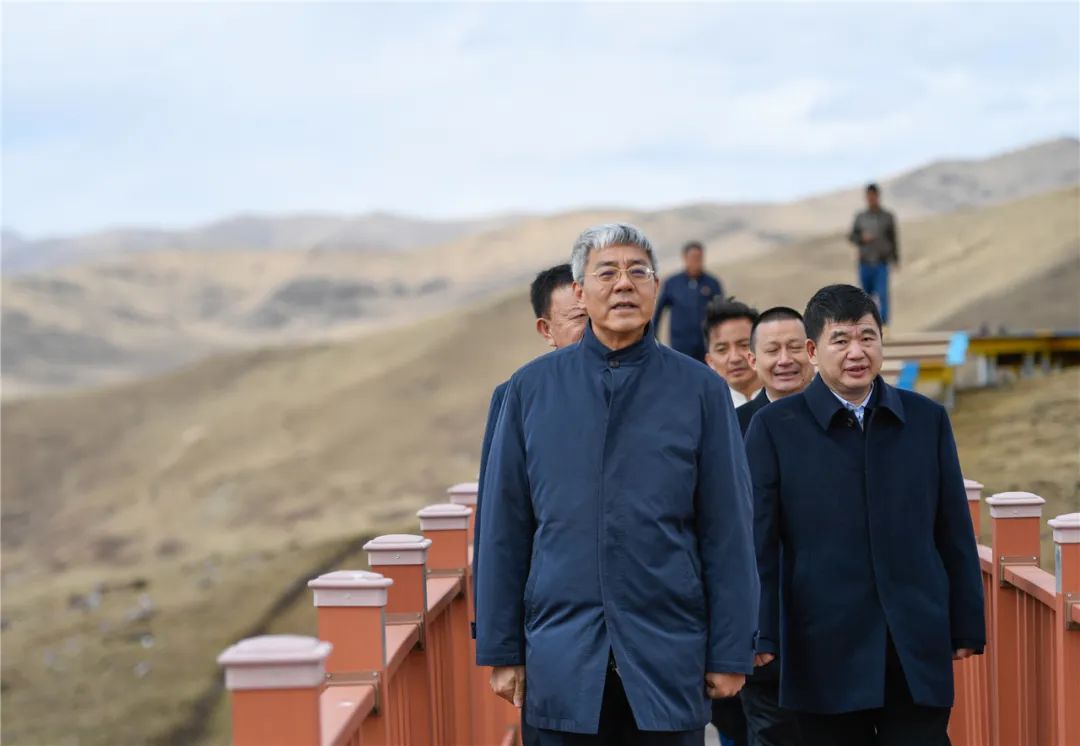 尹弘在甘南州调研